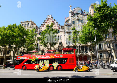 Barcellona, Spagna - 27 maggio: il turista enjoiying la loro vacanza sulla città vista vedere autobus su 27 Maggio 2015 a Barcellona, Spagna. Fino a 60 mln turiste Foto Stock