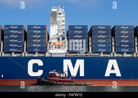 Moran il traino di Miriam Moran assistere nave portacontainer CMA CGM T. Roosevelt per il suo viaggio inaugurale per il porto di New York e la prima visita ad Elisabetta Seaport. Foto Stock