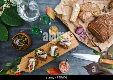 Antipasti con pane e lardo, vista dall'alto Foto Stock