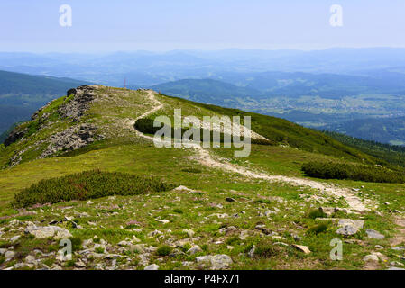 Sentiero attraverso i monti Tatra. Babia Gora peak Foto Stock