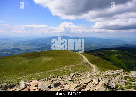 Sentiero attraverso i monti Tatra. Babia Gora peak Foto Stock