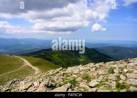 Sentiero attraverso i monti Tatra. Babia Gora peak Foto Stock