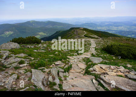 Sentiero attraverso i monti Tatra. Babia Gora peak Foto Stock