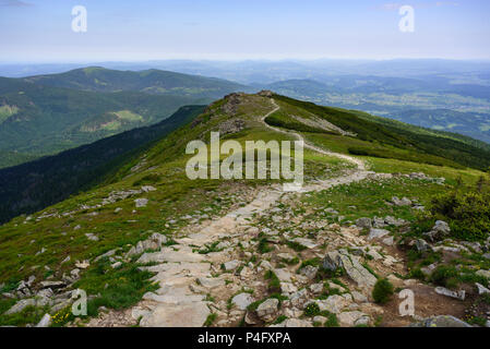 Sentiero attraverso i monti Tatra. Babia Gora peak Foto Stock