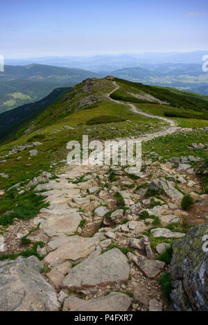 Sentiero attraverso i monti Tatra. Babia Gora peak Foto Stock