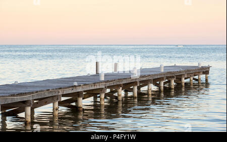 Dock in legno o pier nell'oceano in Belize Foto Stock