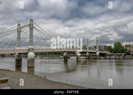 Albert Bridge da Battersea Park , costruito nel 1873, si collega Chelsea nel centro di Londra sulla riva nord , a Battersea sul lato sud , Londra , Regno Unito Foto Stock