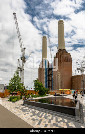 Appartamenti di lusso e ristoranti a Circus West Village al multi miliardi di euro pound riqualificazione di Battersea Power Station e la zona circostante Foto Stock