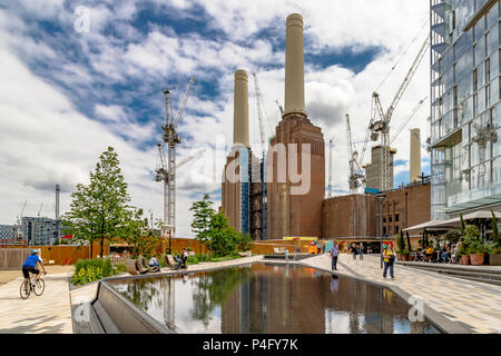 Appartamenti di lusso e ristoranti a Circus West Village al multi miliardi di euro pound riqualificazione di Battersea Power Station e la zona circostante Foto Stock