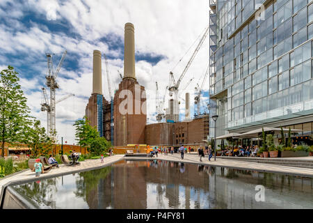 Appartamenti di lusso e ristoranti a Circus West Village al multi miliardi di euro pound riqualificazione di Battersea Power Station e la zona circostante Foto Stock