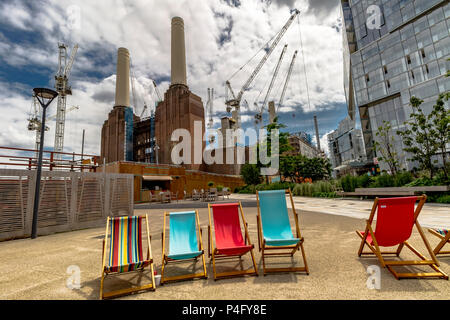 Sedie a sdraio presso la riqualificazione della centrale elettrica di Battersea, una centrale elettrica dismessa di grado II sulla riva sud del Tamigi, Londra Foto Stock