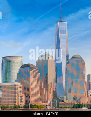 La One World Trade Center come si vede dal Fiume Hudson accoccolato tra gli altri giganteschi grattacieli in Mahattan inferiore, New York City Foto Stock
