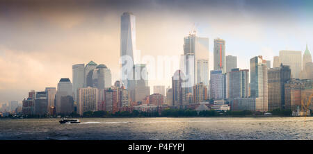 La parte inferiore di Manhattan, New York City, dal Fiume Hudson su sordo di giorno Foto Stock