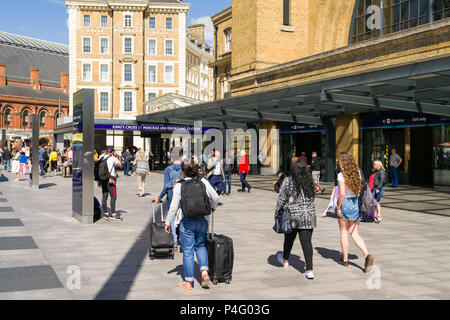 Esterno di Kings Cross stazione ferroviaria con i " commuters " Camminare verso gli ingressi di Londra, Regno Unito Foto Stock