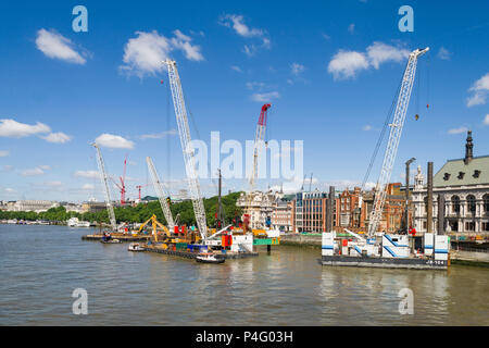 La Thames Tideway sotto regime di costruzione con macchinari pesanti su chiatte sul fiume, London, Regno Unito Foto Stock