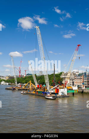 La Thames Tideway sotto regime di costruzione con macchinari pesanti su chiatte sul fiume, London, Regno Unito Foto Stock