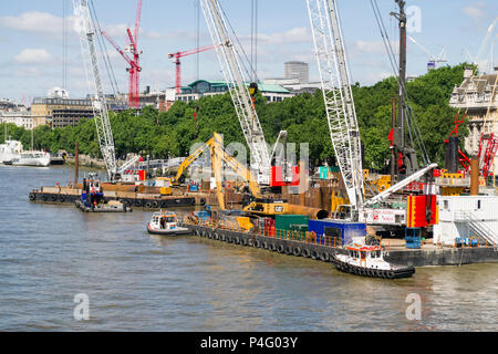 La Thames Tideway sotto regime di costruzione con macchinari pesanti su chiatte sul fiume, London, Regno Unito Foto Stock