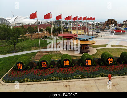 Qingdao, Cina Shandong. Il 21 giugno, 2018. La sede principale della Qingdao International Beer Festival è in costruzione a Qingdao, Cina orientale della provincia di Shandong, 21 giugno 2018. La ricostruzione del luogo di ritrovo principale per la festa della birra è giunto alla fine. Credito: Li Ziheng/Xinhua/Alamy Live News Foto Stock