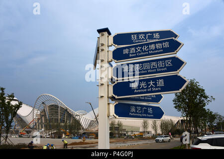 Qingdao, Cina Shandong. Il 21 giugno, 2018. Gli operai lavorano in un cantiere di Qingdao International Beer Festival a Qingdao, Cina orientale della provincia di Shandong, 21 giugno 2018. La ricostruzione del luogo di ritrovo principale per la festa della birra è giunto alla fine. Credito: Li Ziheng/Xinhua/Alamy Live News Foto Stock