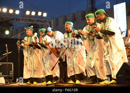 Essaouira, Marocco. Il 21 giugno, 2018. Artisti eseguono durante la fase di apertura della XXI edizione del Gnaoua World Music Festival, a Essaouira, Marocco, il 21 giugno 2018. L'annuale festival musicale di calci fuori qui il giovedì. Credito: Aissa/Xinhua/Alamy Live News Foto Stock