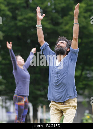 Vancouver, Canada. Il 21 giugno, 2018. Un istruttore di yoga (R) dimostra abilità di yoga durante la giornata internazionale di yoga in Vancouver, Canada, 21 giugno 2018. Credito: Liang Sen/Xinhua/Alamy Live News Foto Stock