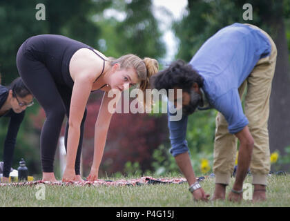 Vancouver, Canada. Il 21 giugno, 2018. Una donna segue i gesti da un istruttore di yoga durante la giornata internazionale di yoga in Vancouver, Canada, 21 giugno 2018. Credito: Liang Sen/Xinhua/Alamy Live News Foto Stock