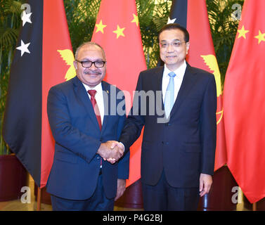 Pechino, Cina. Il 21 giugno, 2018. Il premier cinese LI Keqiang (R) tiene colloqui con il Primo Ministro della Papua Nuova Guinea Peter O'Neill a Pechino Capitale della Cina, 21 giugno 2018. Credito: Yan Yan/Xinhua/Alamy Live News Foto Stock