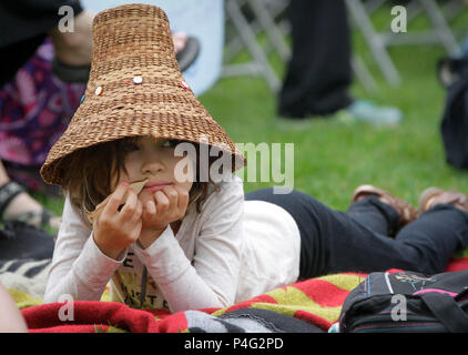 Vancouver, Canada. Il 21 giugno, 2018. Un bambino giace a terra mentre si guarda le prestazioni durante la National Indigeni's Day celebrazione in Vancouver, Canada, 21 giugno 2018. Canada celebra la sua nazionale di popolazioni indigene del giorno ogni anno il 21 giugno. Credito: Liang Sen/Xinhua/Alamy Live News Foto Stock