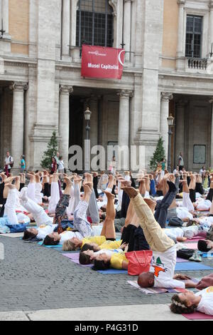 Roma, Italia. Il 21 giugno 2018. International Yoga giorno 2018 celebrata presso il Campidoglio a Roma Italia Credito: Gari Wyn Williams/Alamy Live News Foto Stock