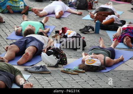 Roma, Italia. Il 21 giugno 2018. International Yoga giorno 2018 celebrata presso il Campidoglio a Roma Italia Credito: Gari Wyn Williams/Alamy Live News Foto Stock