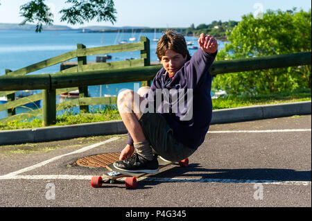 Schull, Irlanda. Il 22 giugno, 2018. Fergus Crockett da Ballydehob, County Cork rende la maggior parte del tempo soleggiato in Schull questa mattina. Le temperature saliranno nei prossimi giorni, raggiungendo la metà-20's celsius entro la metà della prossima settimana. Credito: Andy Gibson/Alamy Live News. Foto Stock