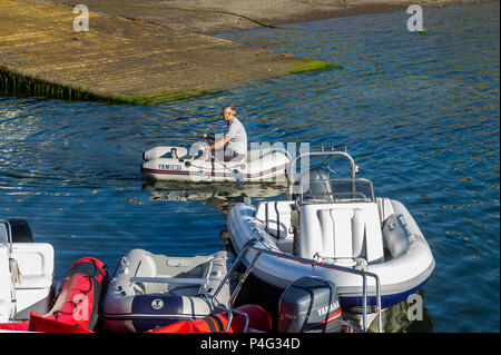 Schull, Irlanda. Il 22 giugno, 2018. Un diportista più righe per la sua barca in Schull Harbour per trascorrere la giornata in barca in ed intorno a Schull. Le temperature saliranno nei prossimi giorni, raggiungendo la metà-20's celsius entro la metà della prossima settimana. Credito: Andy Gibson/Alamy Live News. Foto Stock