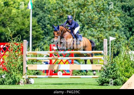 West Sussex, Regno Unito . Il 21 giugno, 2018. Chloe Winchester Sheyenne equitazione 27. GBR. Il denocciolatore gioiellerie vaso. CSI4*. L'Al Shira"aa Hickstead Derby riunione. Showjumping. Il tutto in Inghilterra corso di salto. Hickstead. West Sussex. Regno Unito. Giorno 2. 21/06/2018. Credito: Sport In immagini/Alamy Live News Foto Stock