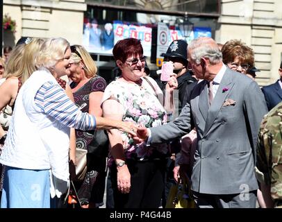 Salisbury, Regno Unito . Il 22 giugno, 2018. Il principe Carlo e Camilla Duchessa di Cornovaglia Visitate Salisbury nel riconoscimento del programma di recupero che sta accadendo nella città. Credito: Finnbarr Webster/Alamy Live News Foto Stock