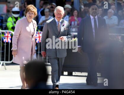 Salisbury, Regno Unito . Il 22 giugno, 2018. Il principe Carlo e Camilla Duchessa di Cornovaglia Visitate Salisbury nel riconoscimento del programma di recupero che sta accadendo nella città. Credito: Finnbarr Webster/Alamy Live News Foto Stock