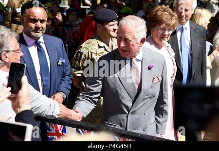 Salisbury, Regno Unito . Il 22 giugno, 2018. Il principe Carlo e Camilla Duchessa di Cornovaglia Visitate Salisbury nel riconoscimento del programma di recupero che sta accadendo nella città. Credito: Finnbarr Webster/Alamy Live News Foto Stock