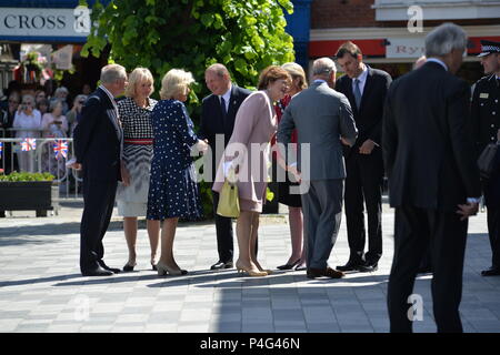 Salisbury, Wiltshire, Regno Unito, 22nd giugno 2018. S.A.R. il Principe Carlo, il Principe di Galles e Camilla, Duchessa di Cornovaglia, incontrando dignitari locali. La coppia reale è in visita a Salisbury per sostenere la ripresa della città, dove il numero dei visitatori è diminuito e le aziende hanno sofferto dopo l’attacco dell’agente nervoso contro l’ex spia russa Sergei Skripal e sua figlia Yulia il 4th 2018 marzo. Foto Stock