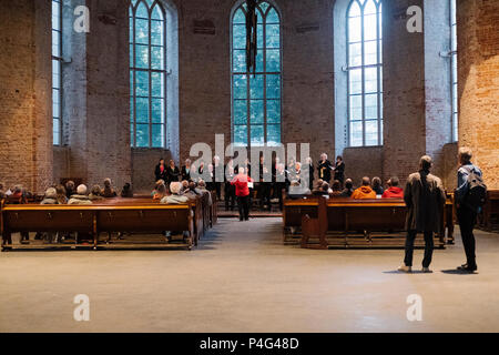 Berlino, Germania. Il 21 giugno, 2018. Il coro di Berlino "Bacanta' cantare in Parochialkirche in Klosterstrasse 67 durante la Fête de la Musique. Credito: Kristin Bethge/dpa/Alamy Live News Foto Stock