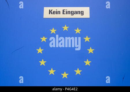 Giugno 22, 2018 - Una porta della lettura del segno 'Nessun ingresso' su una bandiera europea su una porta di ingresso a Berlino il SchÃ¶neberg distretto. CSU leader e il ministro degli Interni Horst Seehofer vuole respingere profughi al confine che sono già stati registrati come richiedenti asilo in un altro paese UE. Il cancelliere tedesco Angela Merkel è ora a negoziare con gli altri paesi Europei sulle soluzioni a livello di Unione europea un vertice speciale sul 06/28/2018 a Bruxelles. Credito: Jan Scheunert/ZUMA filo/Alamy Live News Foto Stock
