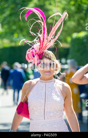 Royal Ascot, Berkshire, Regno Unito 22 Giugno 2018 cappelli colorati il quarto giorno di Royal Ascot 22 giugno 2018 Credit John Beasley/Alamy Live News Foto Stock