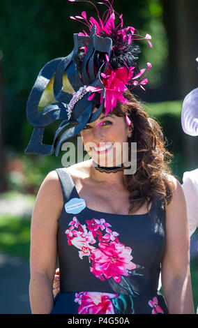 Royal Ascot, Berkshire, Regno Unito 22 Giugno 2018 cappelli colorati il quarto giorno di Royal Ascot 22 giugno 2018 Credit John Beasley/Alamy Live News Foto Stock