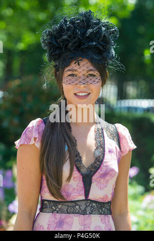 Royal Ascot, Berkshire, Regno Unito 22 Giugno 2018 cappelli colorati il quarto giorno di Royal Ascot 22 giugno 2018 Credit John Beasley/Alamy Live News Foto Stock