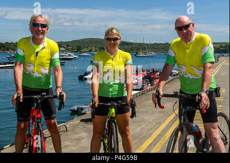 Schull, Irlanda. Il 22 giugno, 2018. Un gruppo di ciclisti sono escursioni in bicicletta da Malin testa superiore di Irlanda a Mizen Head nel sud ovest. Gli amici, tutti dalla contea di Down stanno avviando il ciclo in aiuto della ricerca sul cancro e il cancro della prostata. Con 400 miglia giù e solo 20 di andare, Peter Conway, Anne-Marie Featherstone e Mick McCann preparare per l'ultima tappa del viaggio. Credito: Andy Gibson/Alamy Live News. Foto Stock