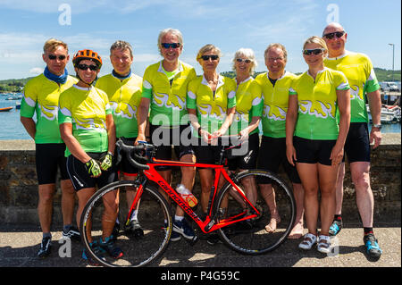 Schull, Irlanda. Il 22 giugno, 2018. Un gruppo di ciclisti sono escursioni in bicicletta da Malin testa superiore di Irlanda a Mizen Head nel sud ovest. Gli amici, tutti dalla contea di Down stanno avviando il ciclo in aiuto della ricerca sul cancro e il cancro della prostata. Con 400 miglia giù e solo 20 di andare, sono raffigurate qui prendendo una pausa in Schull prima di terminare la corsa di oggi. Credito: Andy Gibson/Alamy Live News. Foto Stock