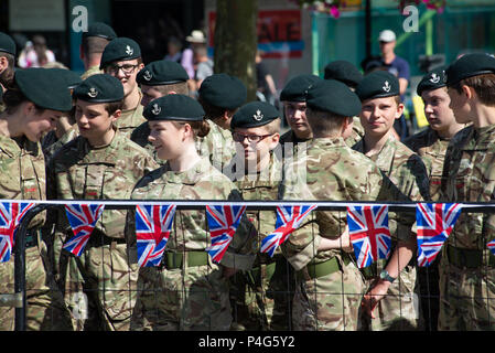 Salisbury, Wiltshire, Regno Unito, 22nd giugno 2018. Cadetti dell'esercito in attesa di salutare S.A.R. il Principe Carlo, il Principe di Galles e Camilla, Duchessa di Cornovaglia. La visita della coppia reale in città è di sostenere la ripresa della città, dove il numero dei visitatori è diminuito e le aziende hanno sofferto dopo l’attacco degli agenti nervosi nel marzo 2018. Foto Stock