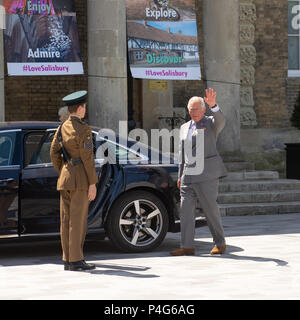 Salisbury, Wiltshire, Regno Unito, 22nd giugno 2018. S.A.R. Principe Carlo, il Principe del Galles che sventolava alla folla. La visita della coppia reale è di sostenere la ripresa della città, dove il numero dei visitatori è diminuito e le aziende hanno sofferto dopo l’attacco degli agenti nervosi nel marzo 2018. Foto Stock