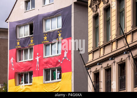 Colonia, Germania, 22 Giugno, 2018. Con un enorme bandiera tedesca coperto casa durante i Mondiali di calcio FIFA 2018. Credito: Joern Sackermann/Alamy Live News Foto Stock