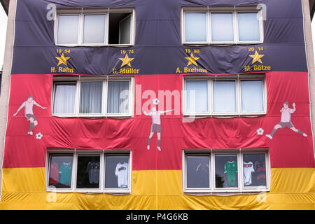 Colonia, Germania, 22 Giugno, 2018. Con un enorme bandiera tedesca coperto casa durante i Mondiali di calcio FIFA 2018. Credito: Joern Sackermann/Alamy Live News Foto Stock