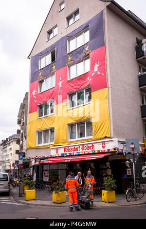 Colonia, Germania, 22 Giugno, 2018. Con un enorme bandiera tedesca coperto casa durante i Mondiali di calcio FIFA 2018. Credito: Joern Sackermann/Alamy Live News Foto Stock