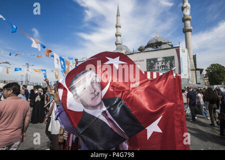 Istanbul, Istanbul, Turchia. Il 21 giugno, 2018. Bandiera con il Partito per la giustizia e lo sviluppo candidato per le elezioni presidenziali, Recep Tayyip Erdogan, nelle strade di Istanbul. Credito: Celestino Arce/ZUMA filo/Alamy Live News Foto Stock